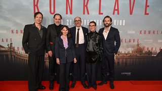 Prominent besuchte Deutschlandpremiere in Berlin: KONKLAVE / ab 21. November 2024 im Kino